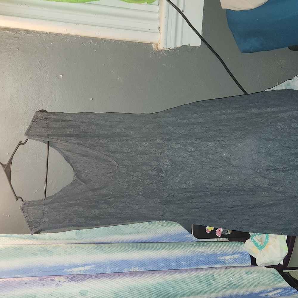 A blueish gray, extremely long dress. No brand found. I would assume L size.